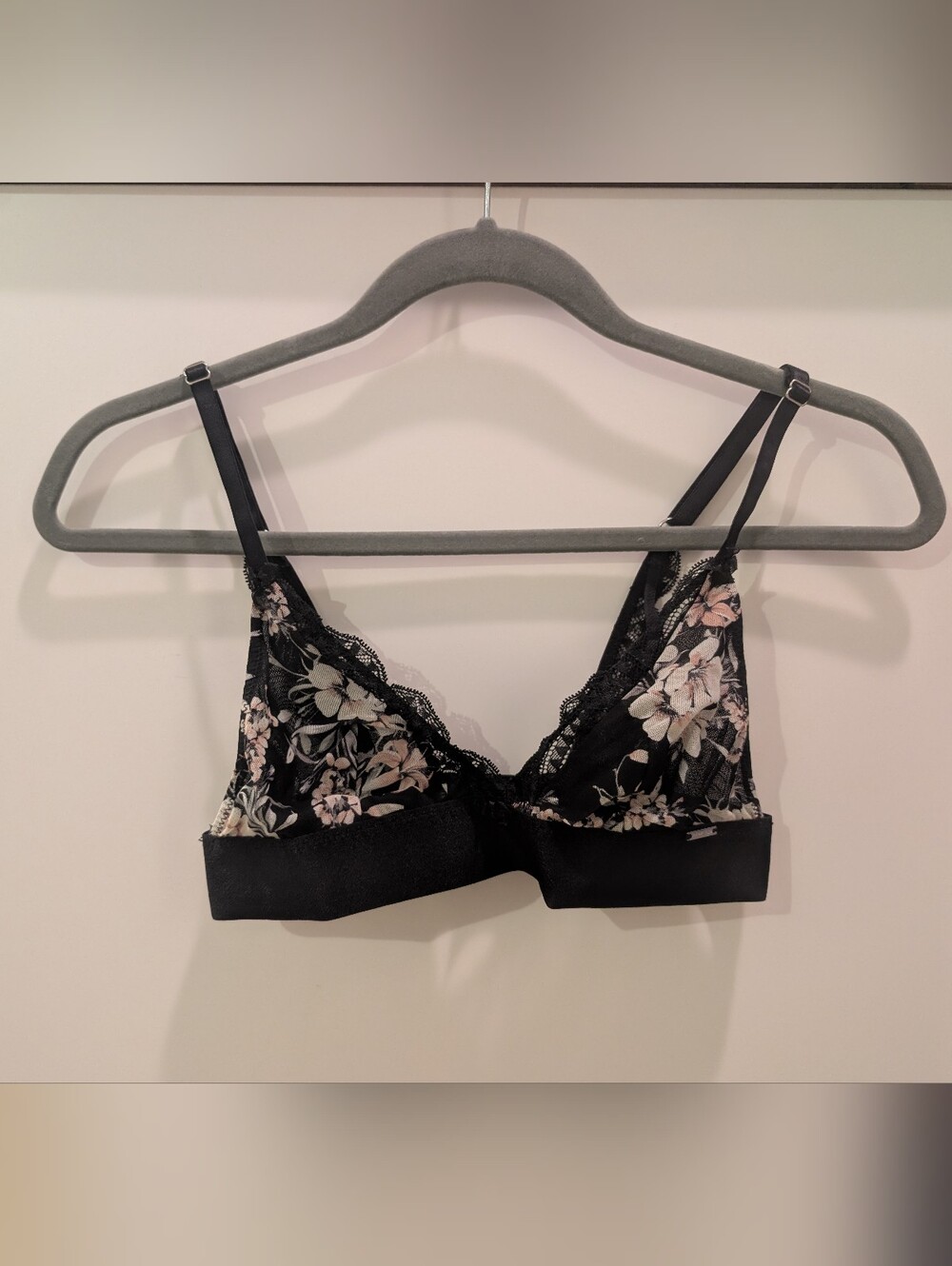 La Vie En Rose Black Lace Bralette with Hook Closure